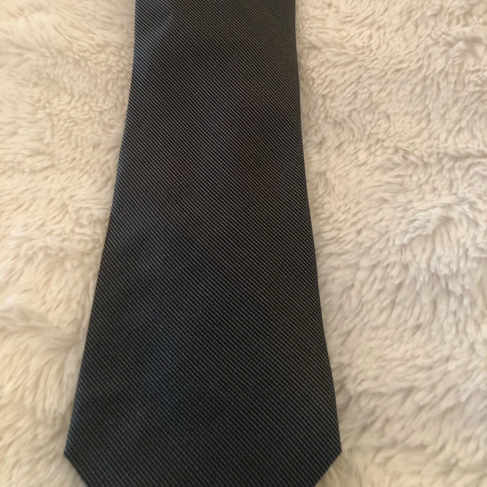 Kenneth Cole Reaction black gray silk tie - Picture 2 of 4